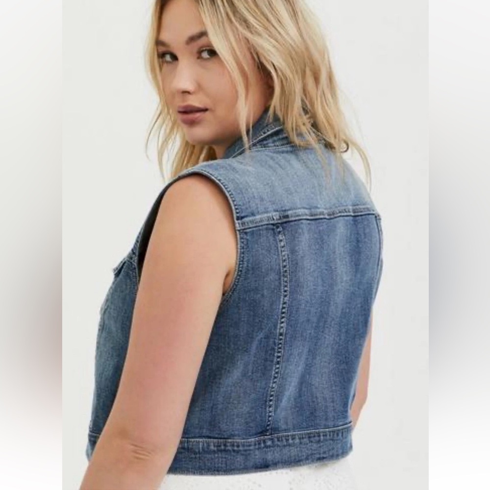 Womens Torrid Crop Denim Blue Vest - Medium Wash Size 4 (bin N) - Picture 2 of 12